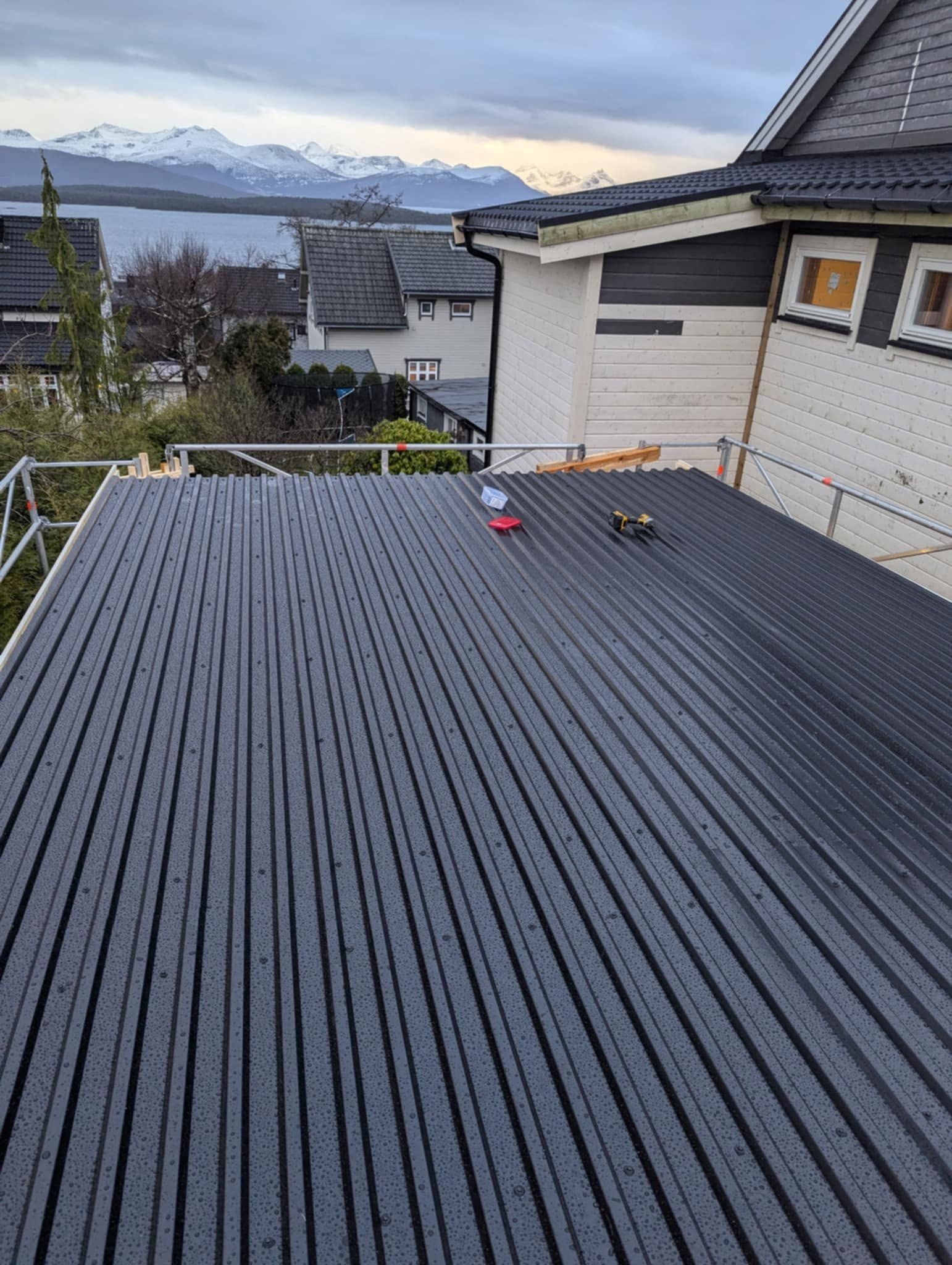 Nylagt platetak med snøfangere