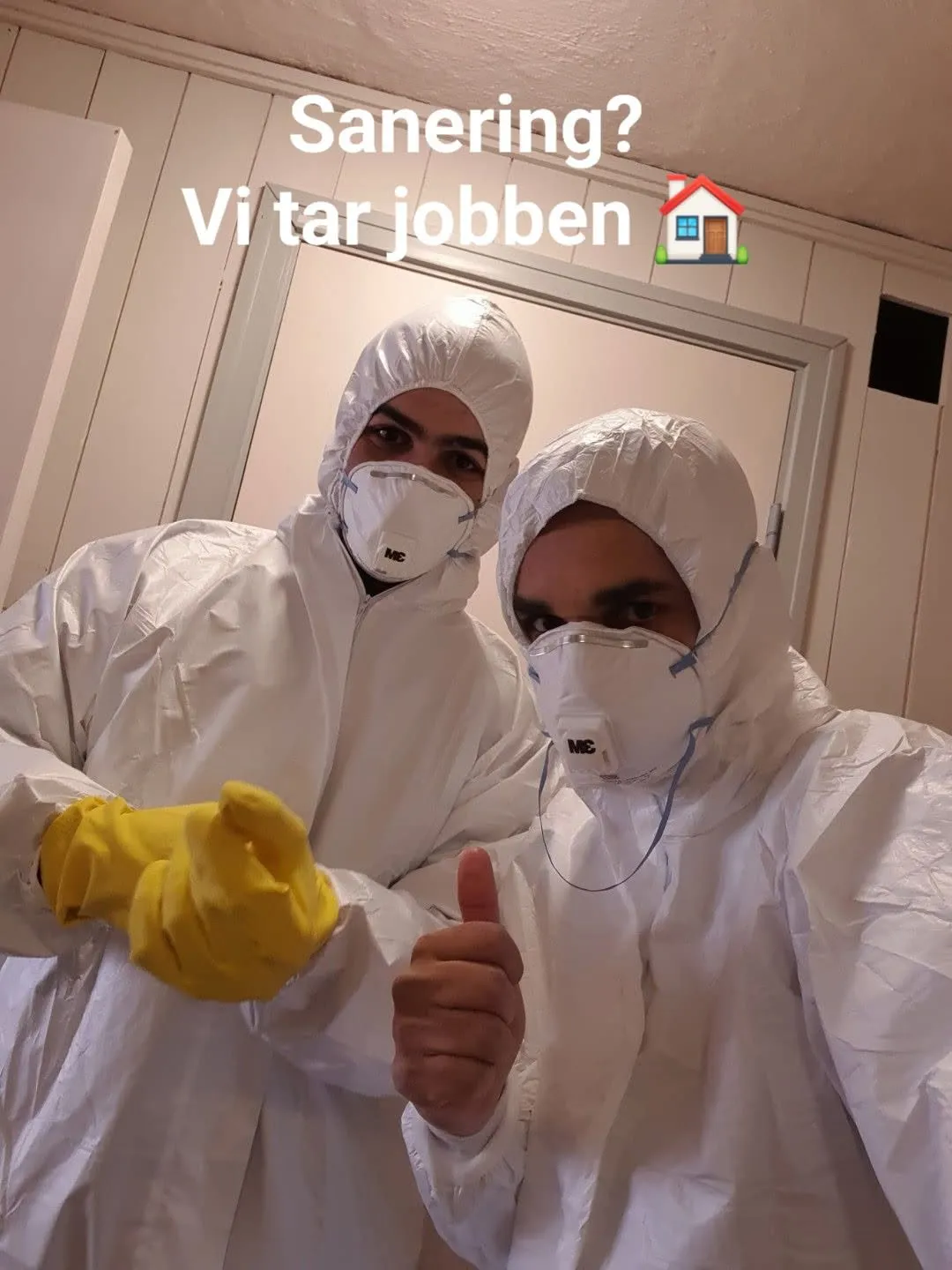 To i vernedress på saneringsoppdrag