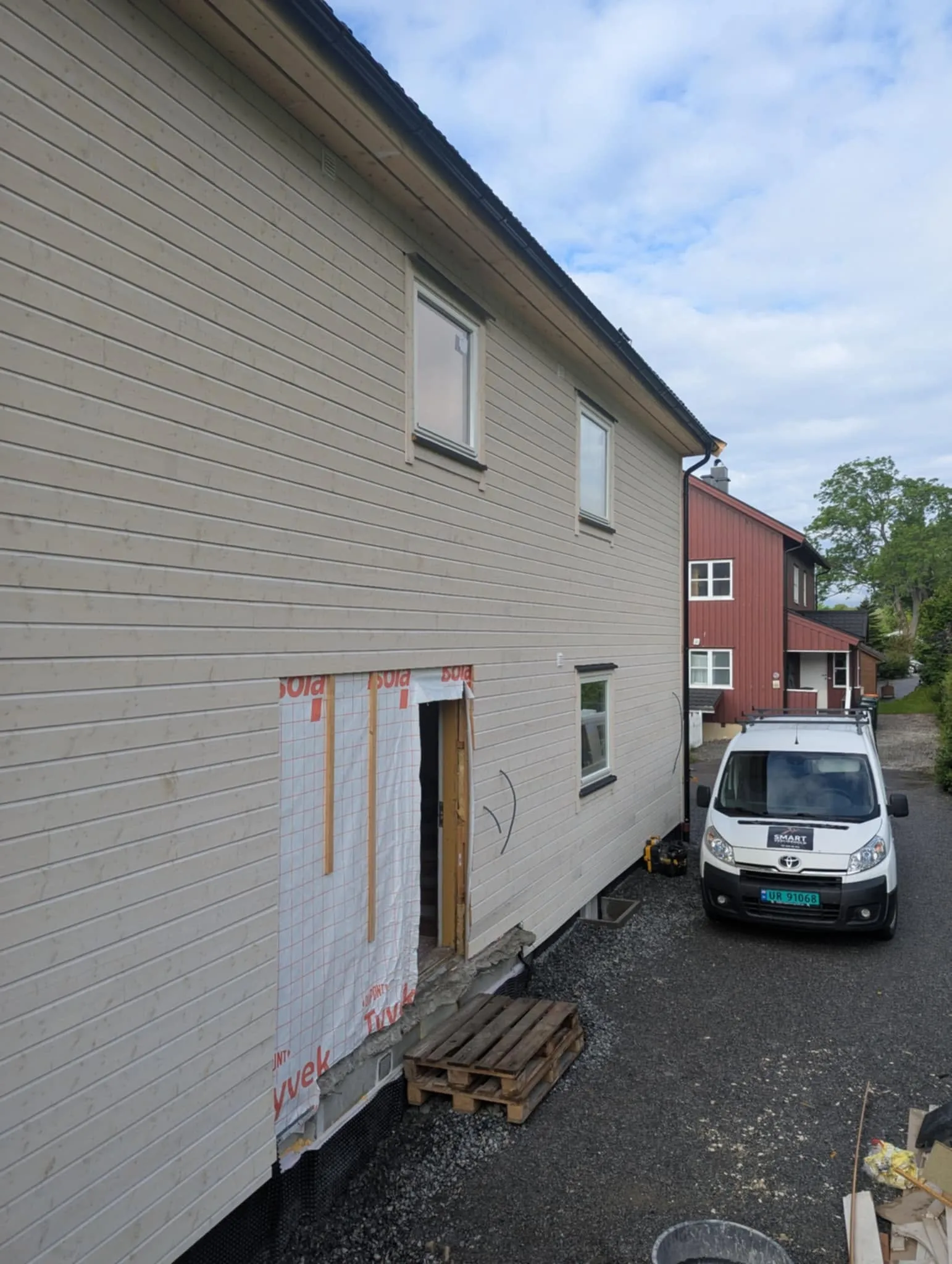 Ny kledning montert med åpning klargjort for ny dør