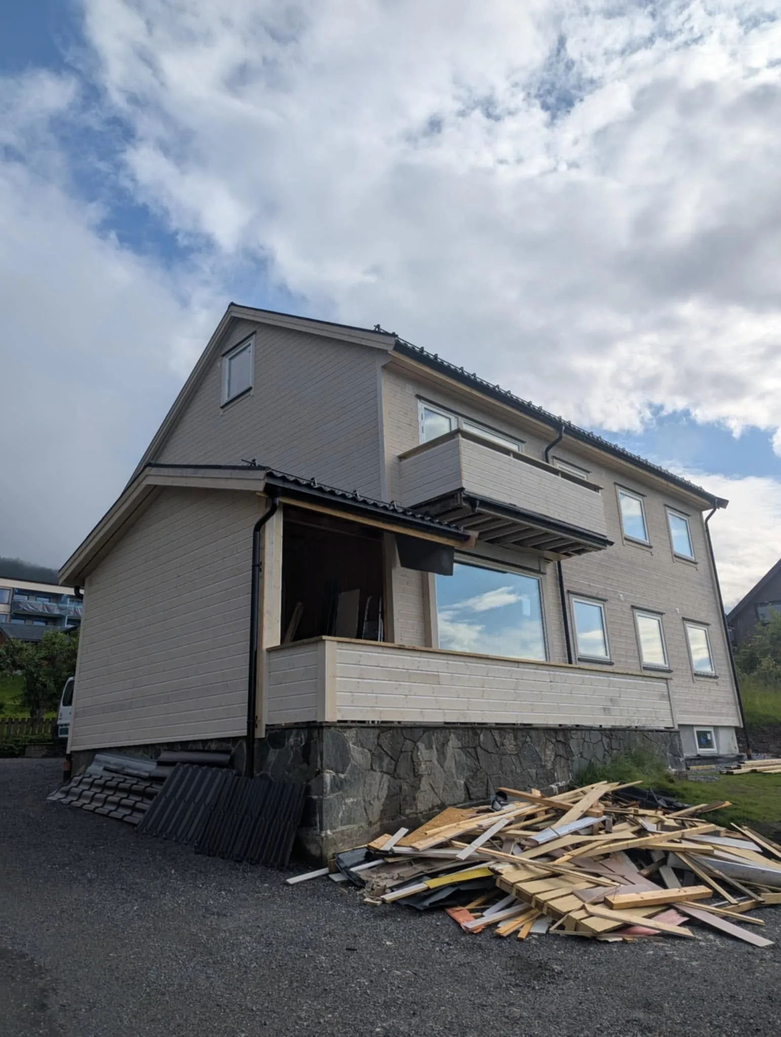 Bolig med ny kledning og veranda under bygging