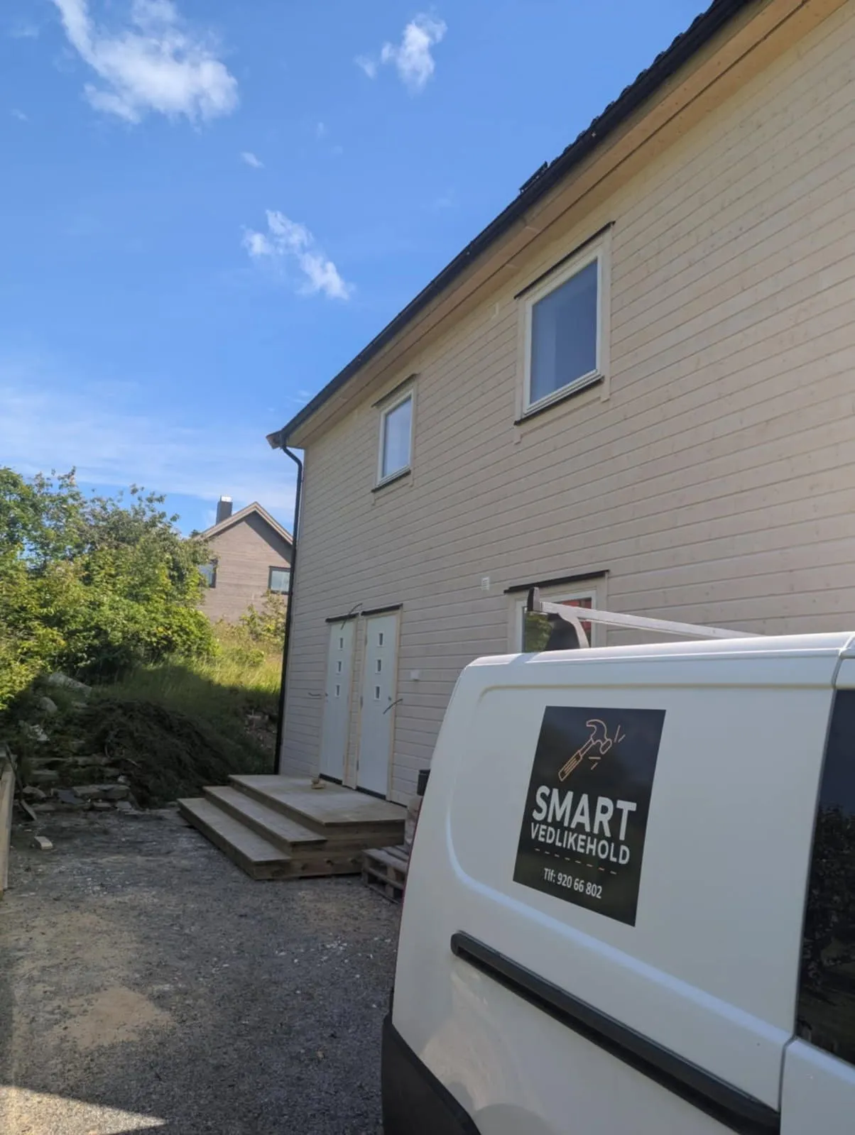 Firmabil med Smart Vedlikehold-logo på oppdrag