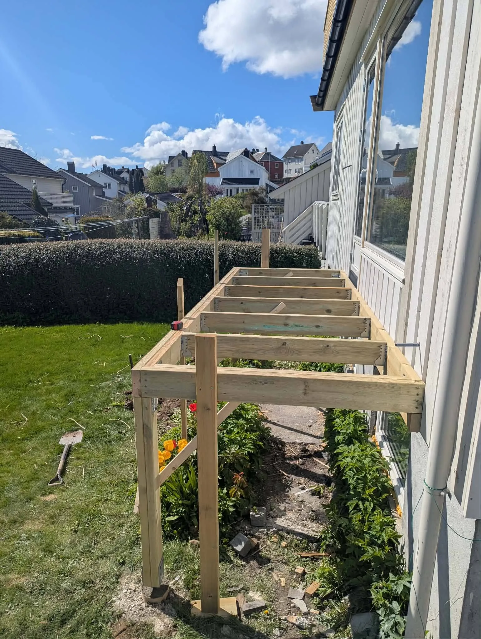 Bærekonstruksjon til ny terrasse med bjelkelag og stolper