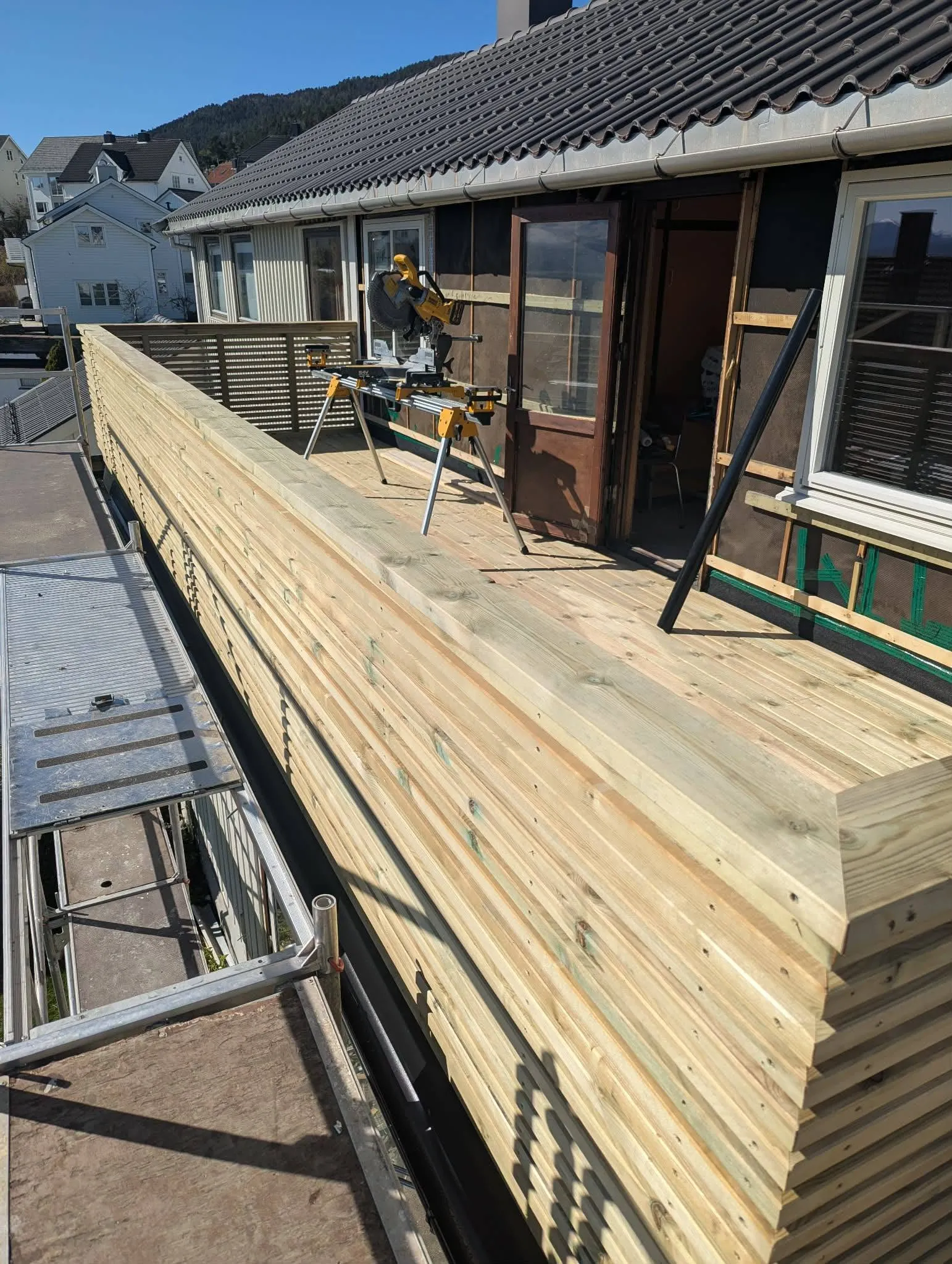Terrasse under bygging med kappsag og nylagt terrassebord