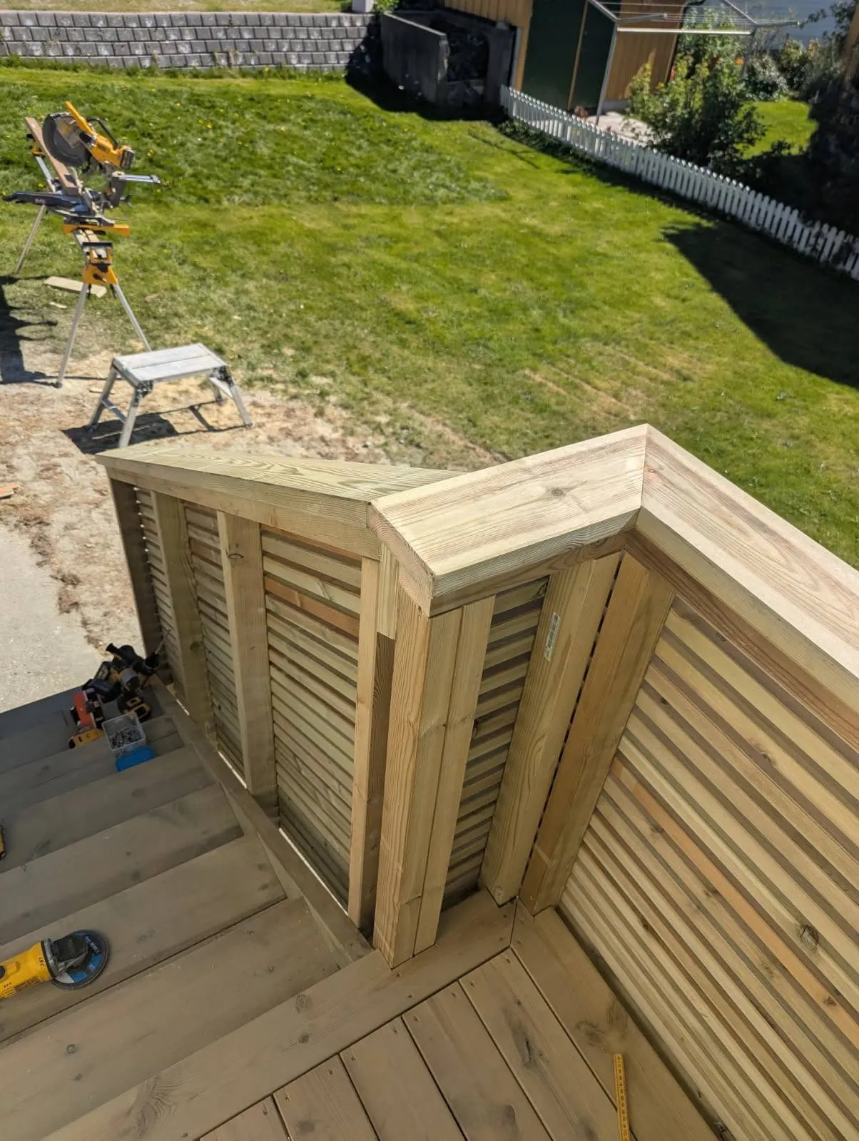 Spilerekkverk med bred håndlist montert i terrassehjørne