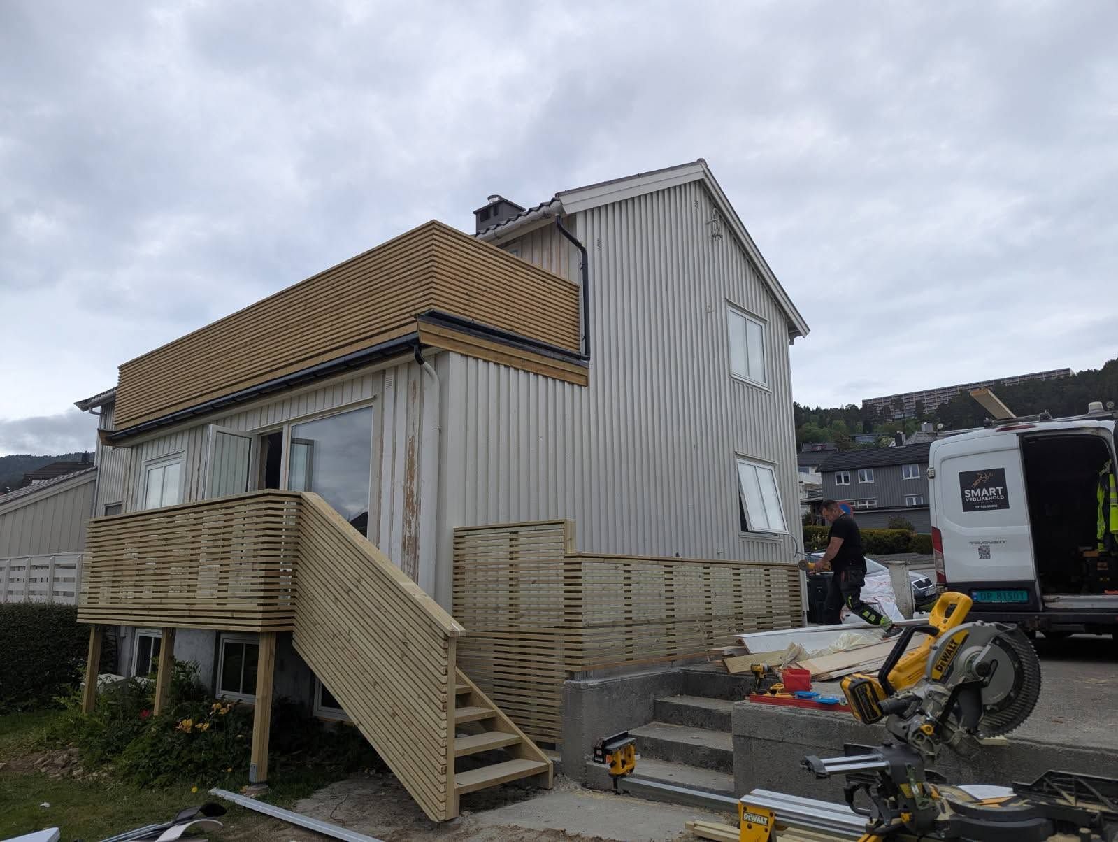 Bolig med ny terrasse, trapp og spilerekkverk